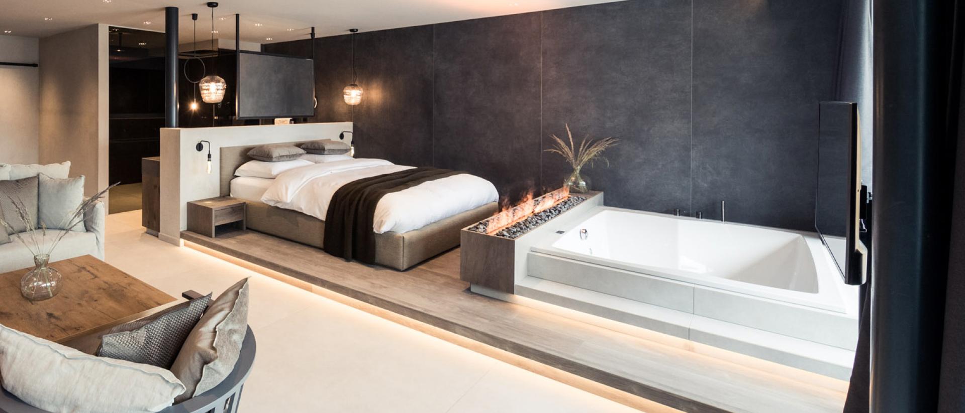 Modernes Schlafzimmer mit Whirlpool im Chalet Purmontes