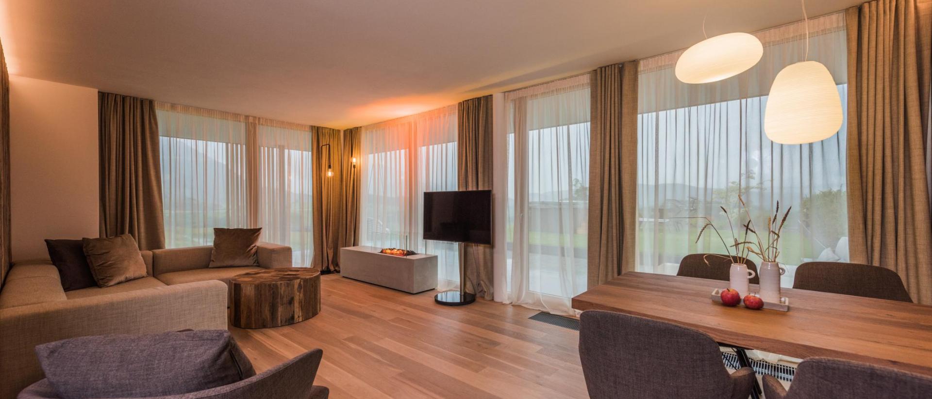 Modernes Wohnzimmer im Hotel Winkler mit Holzfußboden und großen Fenstern