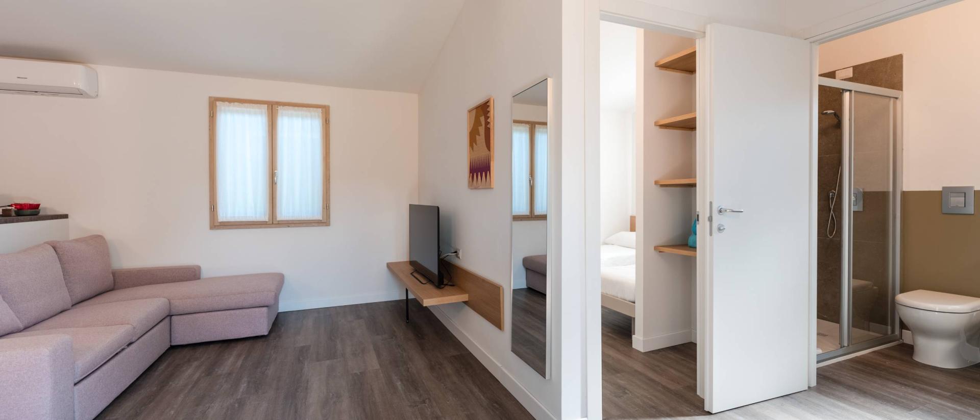 Wohnzimmer und Bad im Natural Village Resort mit modernem Interieur