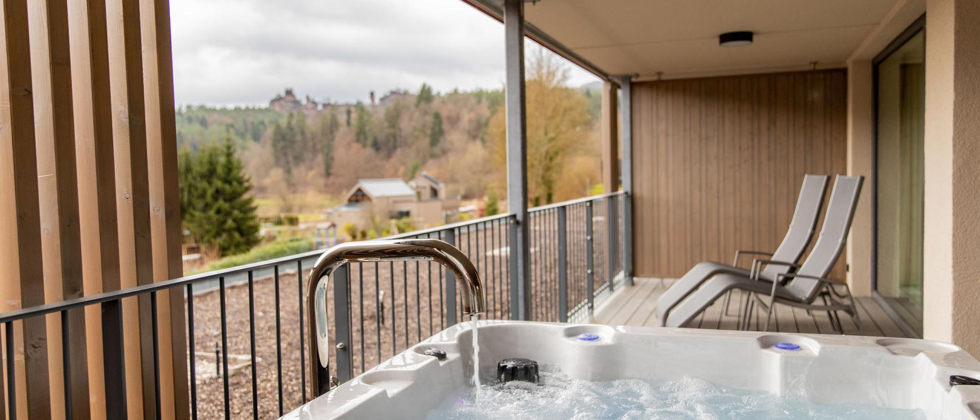 Whirlpool auf Balkon mit Blick auf Pfalzblick Wald Spa Resort Landschaft
