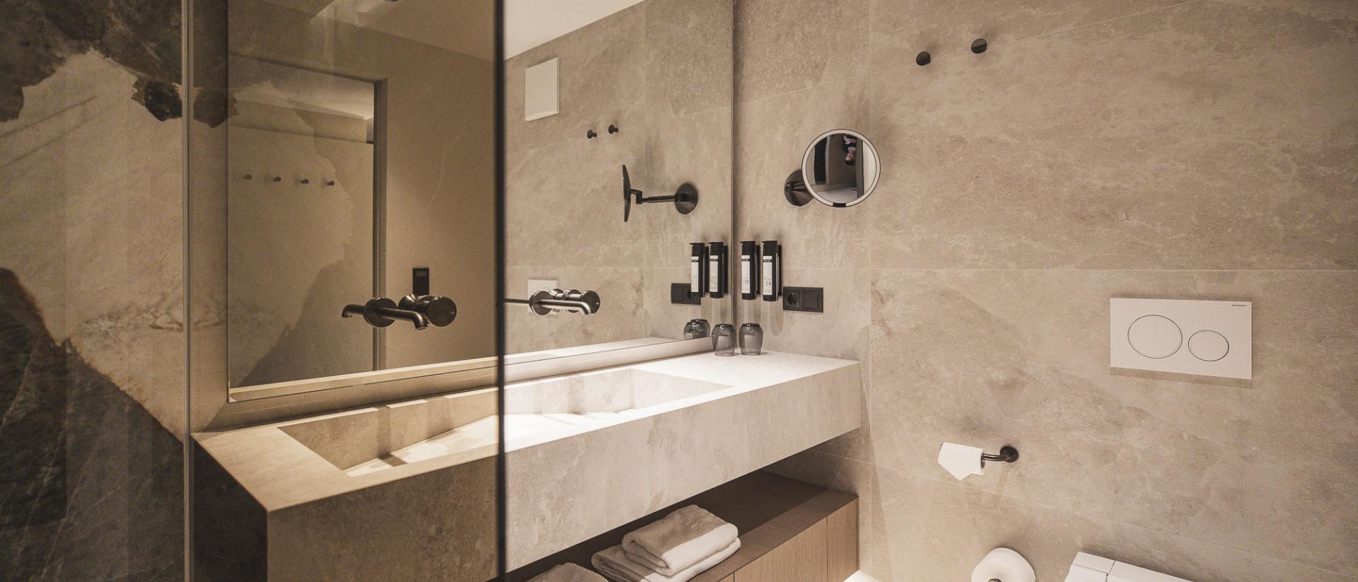 Modernes Badezimmer im Hotel Lanerhof mit Waschbecken und Toilette