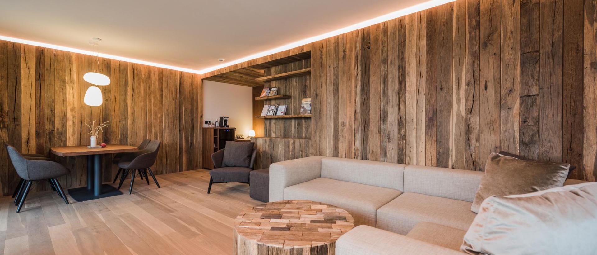 Gemütlicher Aufenthaltsraum im Hotel Winkler mit Holzwänden und modernem Design