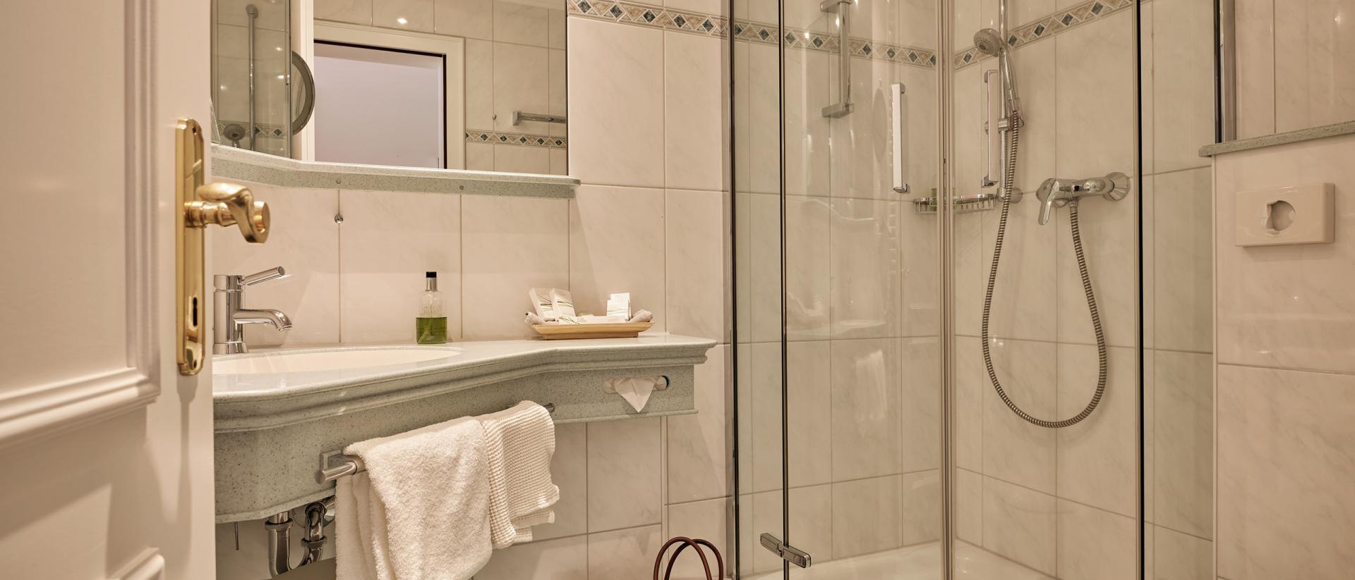 Modernes Badezimmer mit Dusche im Hotel Reppert