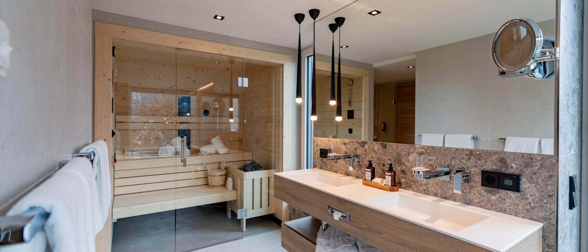 Moderne Badezimmer mit Sauna im Pfalzblick Wald Spa Resort
