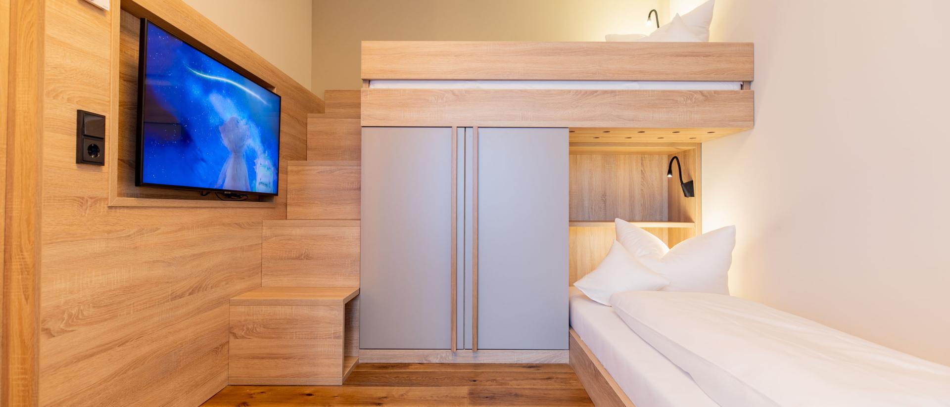 Schlafzimmer mit Etagenbett im Pfalzblick Wald Spa Resort
