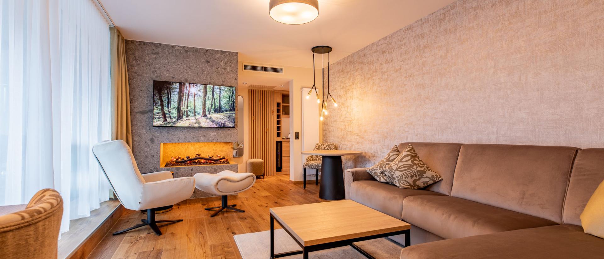 Gemütliches Wohnzimmer im Pfalzblick Wald Spa Resort mit moderner Ausstattung