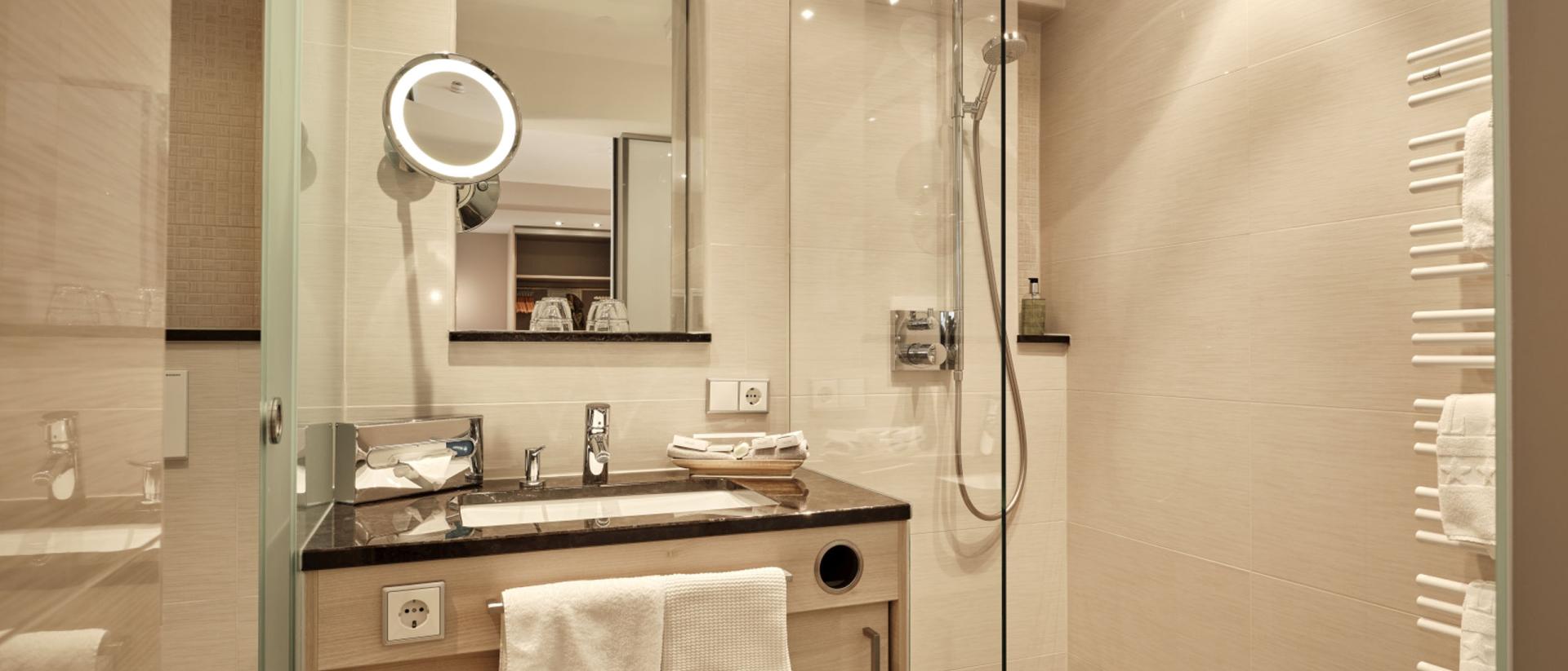 Modernes Badezimmer im Hotel Reppert mit Dusche und Waschtisch