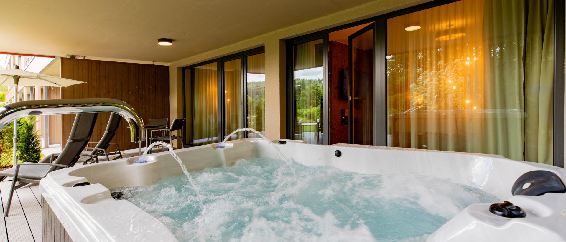 Whirlpool auf der Terrasse im Pfalzblick Wald Spa Resort
