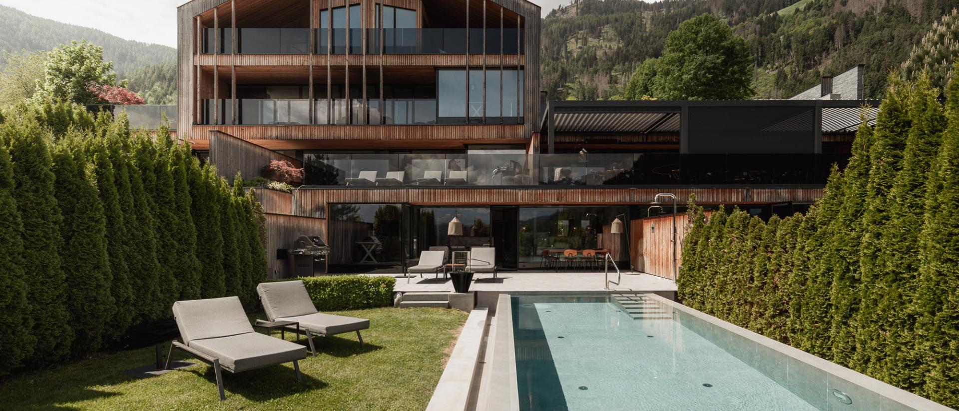 Moderne Chalet Purmontes mit Pool und Sitzliegen in den Bergen