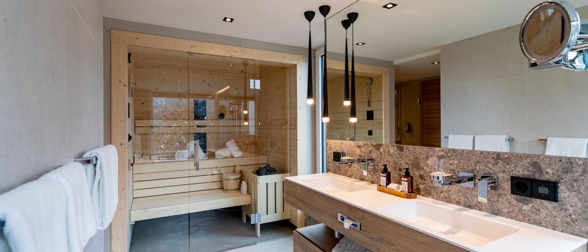 Moderne Sauna und Badezimmer im Pfalzblick Wald Spa Resort