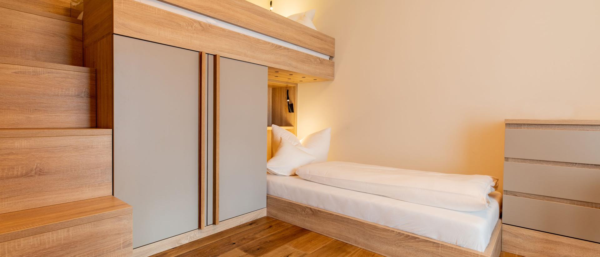 Kinderzimmer im Pfalzblick Wald Spa Resort mit Etagenbett und Holztreppe