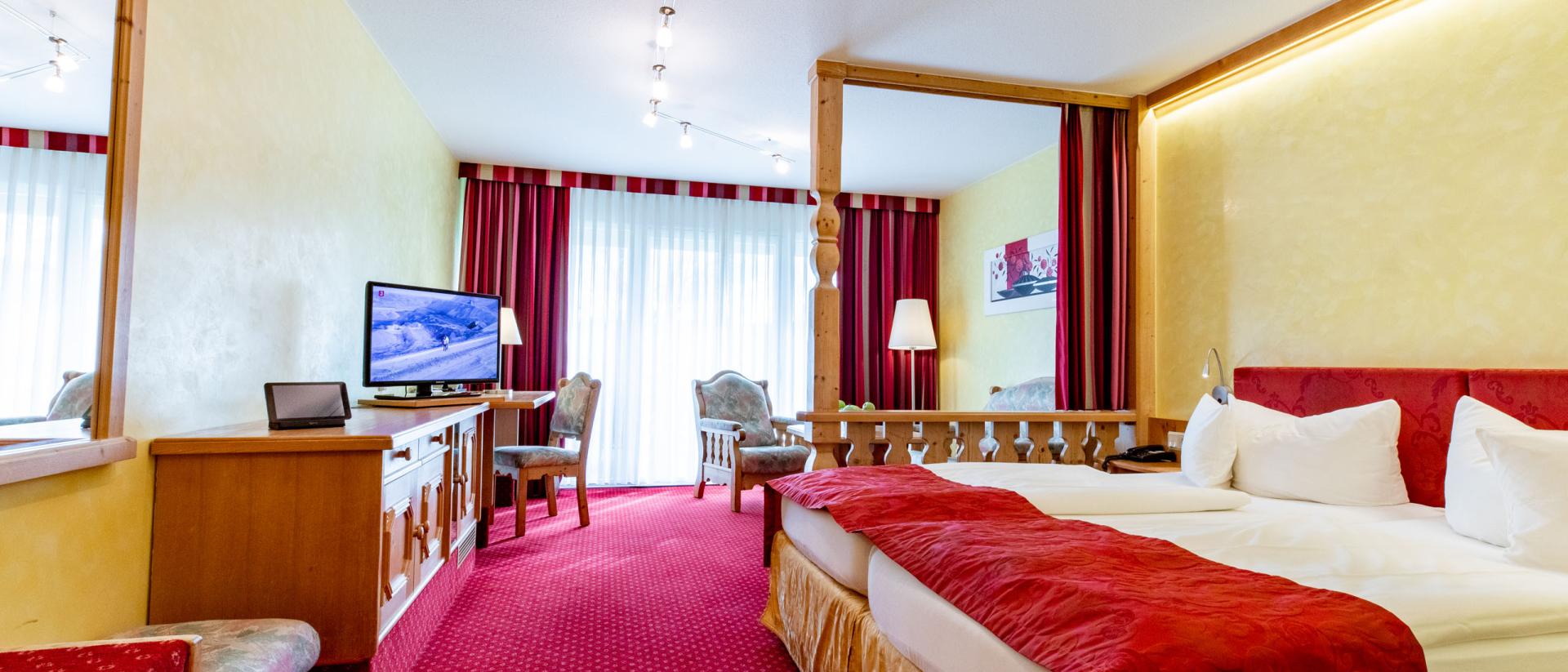 Gemütliches Zimmer im Pfalzblick Wald Spa Resort mit Doppelbett und TV