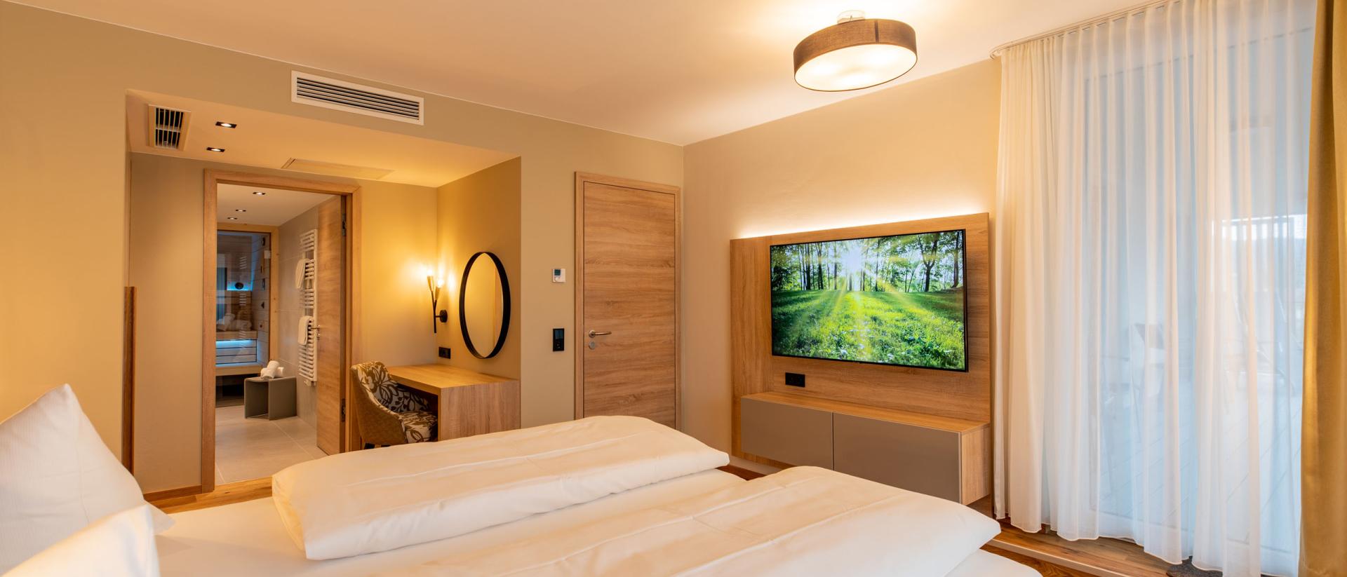 Modernes Hotelzimmer im Pfalzblick Wald Spa Resort mit Wald-TV-Blick