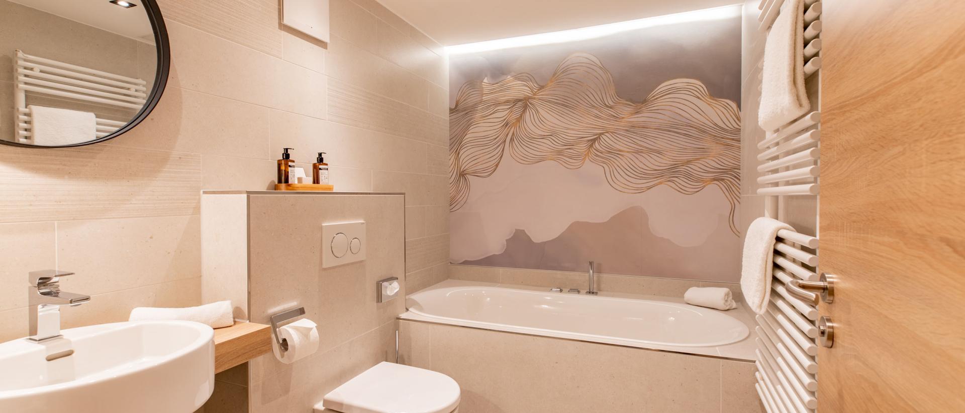 Modernes Badezimmer mit Badewanne im Pfalzblick Wald Spa Resort