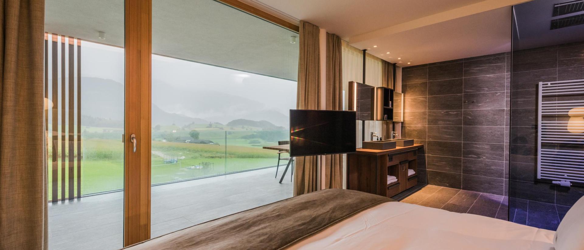 Modernes Hotelzimmer im Hotel Winkler mit Blick auf grüne Landschaft