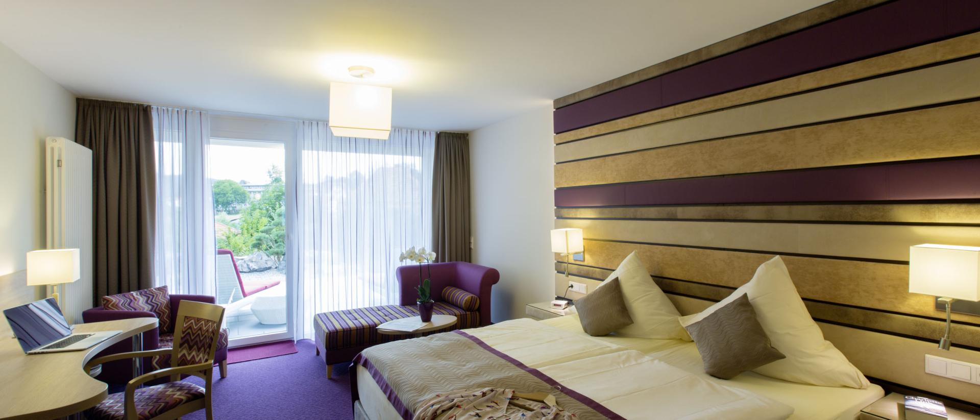 Gemütliches Hotelzimmer im Pfalzblick Wald Spa Resort mit Balkon
