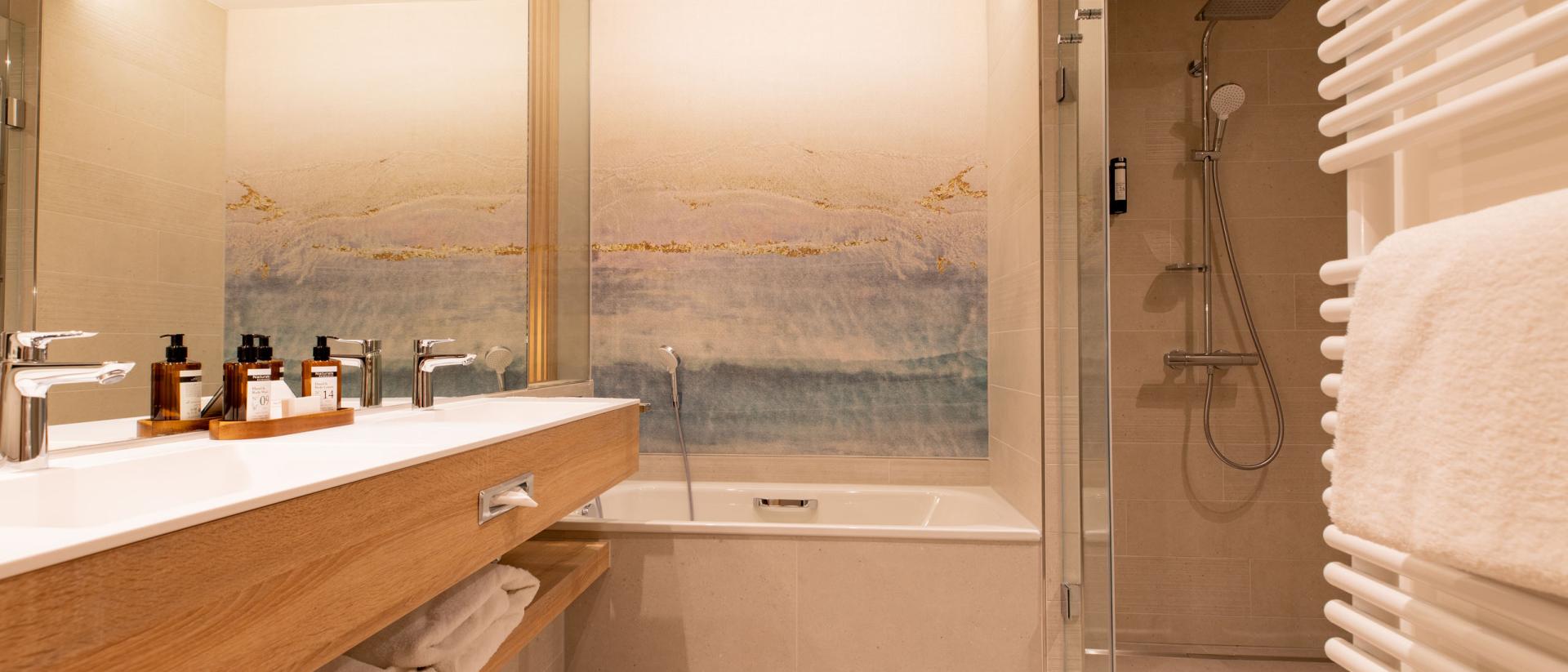 Modernes Badezimmer im Pfalzblick Wald Spa Resort mit Badewanne und Dusche