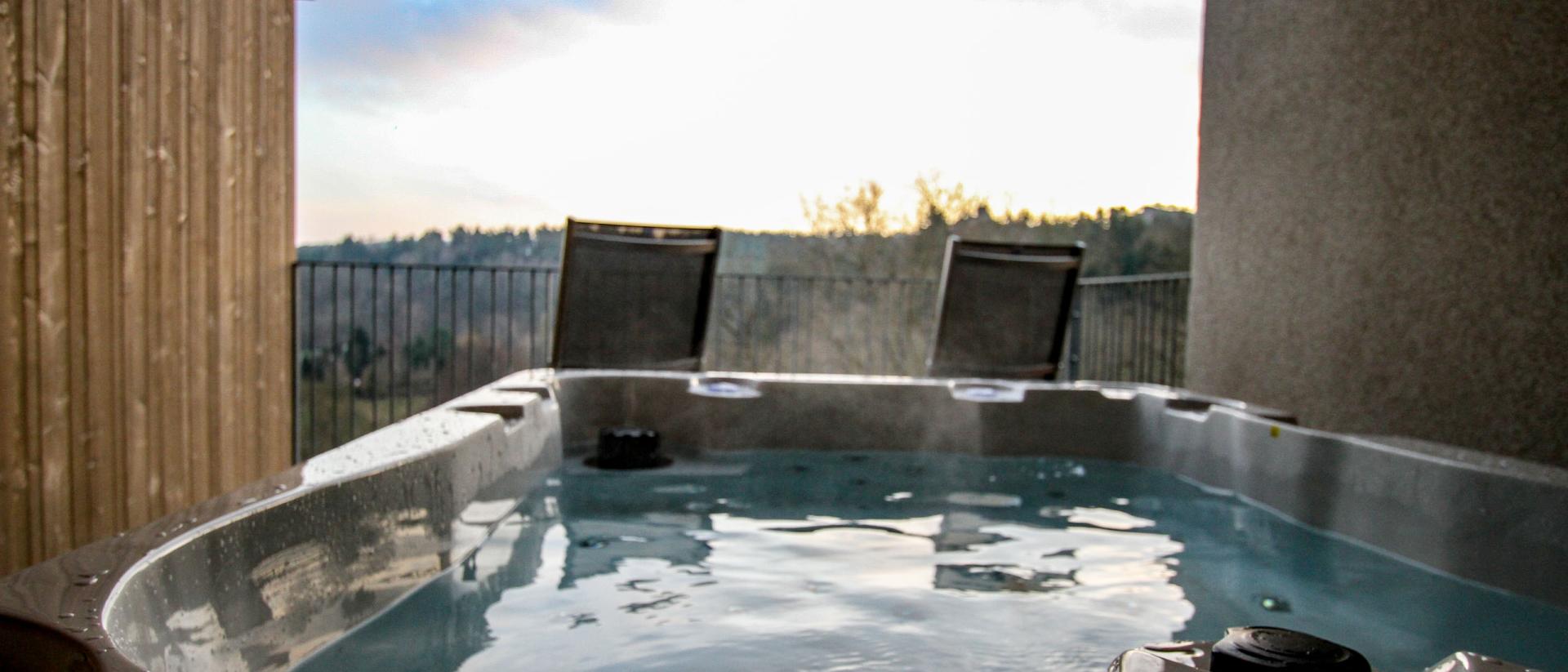 Whirlpool auf Balkon im Pfalzblick Wald Spa Resort mit Blick ins Tal