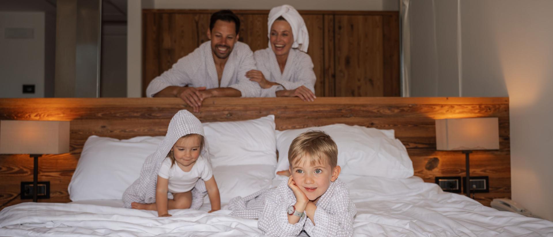 Camera d'hotel moderna con letto matrimoniale all'Hotel San Giacomo