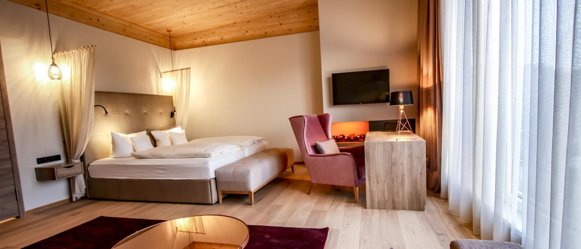 Gemütliches Zimmer im Pfalzblick Wald Spa Resort mit Holzelementen und großem Fenster