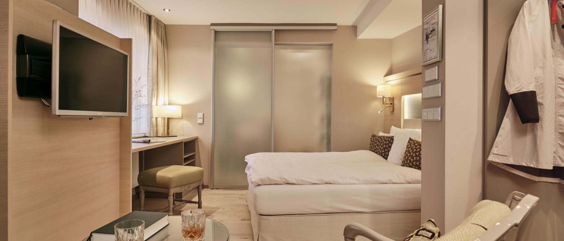 Gemütliches Zimmer im Hotel Reppert mit Doppelbett und Sitzecke