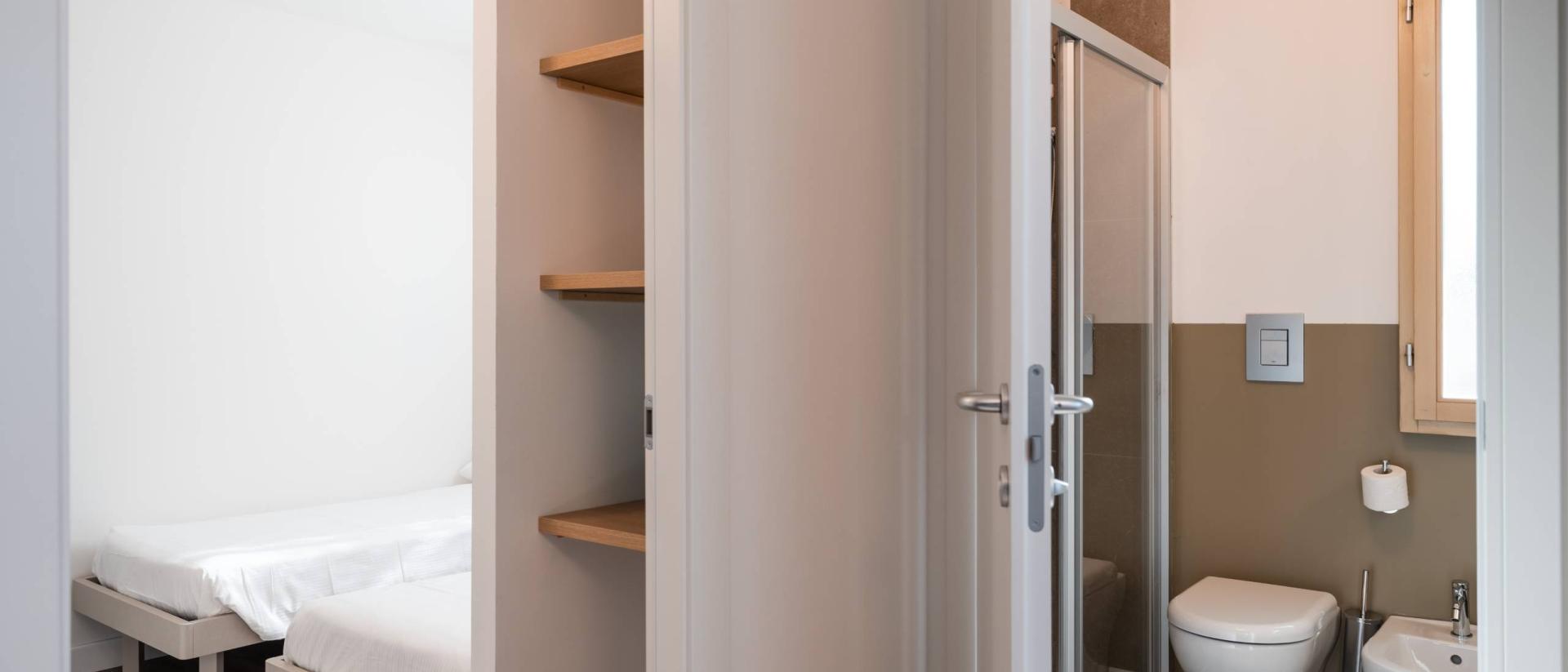 Modernes Zimmer und Bad im Natural Village Resort mit Holzfußboden