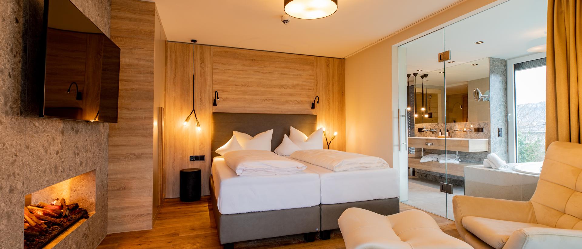 Komfortables Zimmer im Pfalzblick Wald Spa Resort mit Kamin und offenem Bad