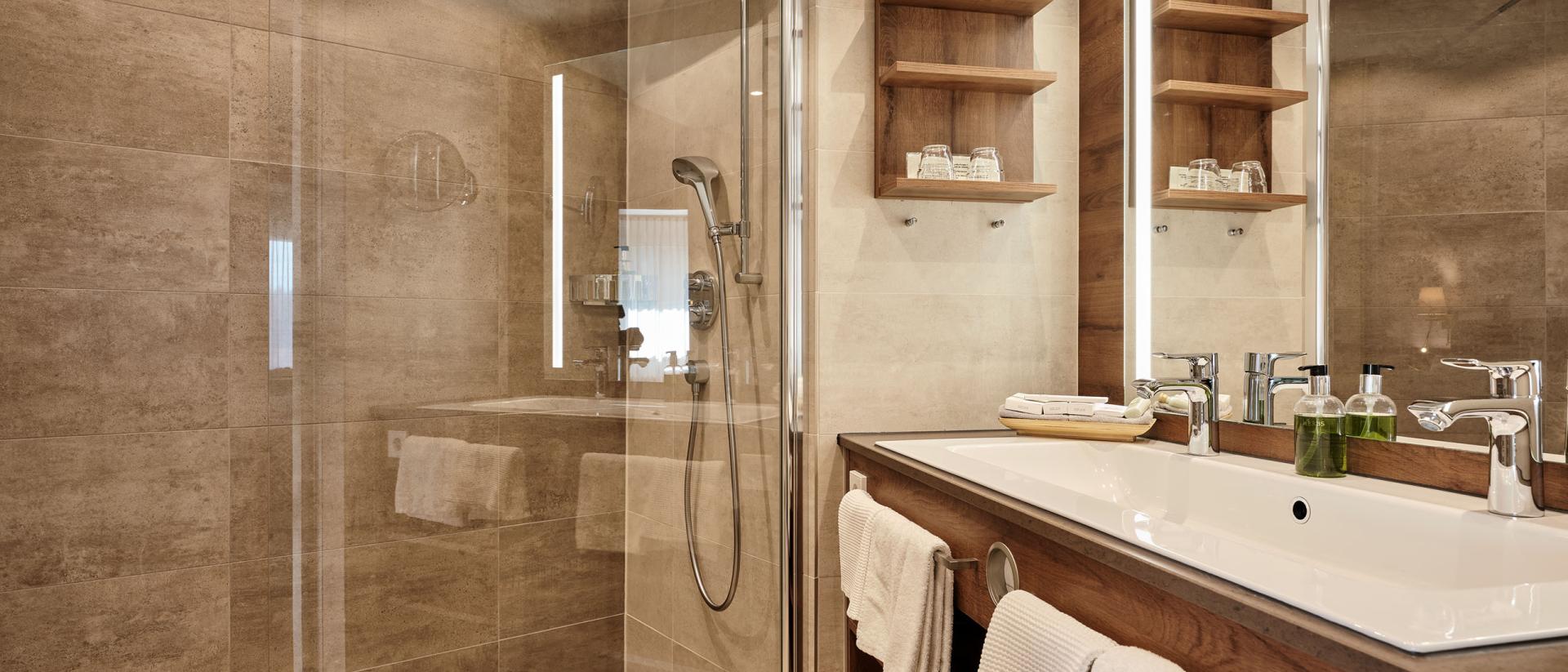 Modernes Badezimmer mit Dusche und Waschbecken im Hotel Reppert