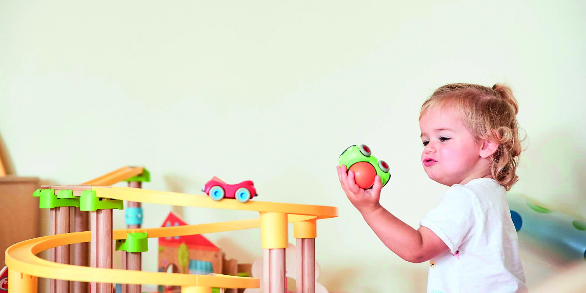 Kind spielt mit Spielzeugauto im Familienresort Buchau Spielbereich