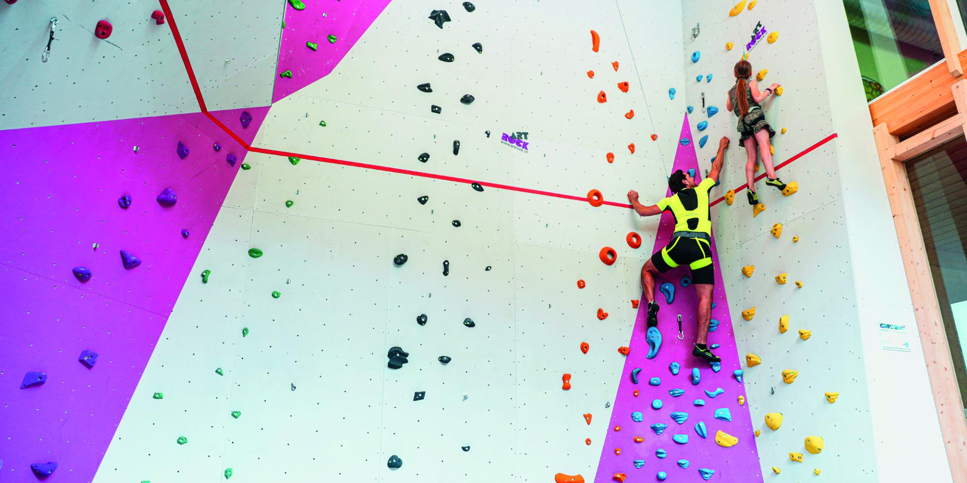 Klettern an der bunten Kletterwand im Familienresort Buchau