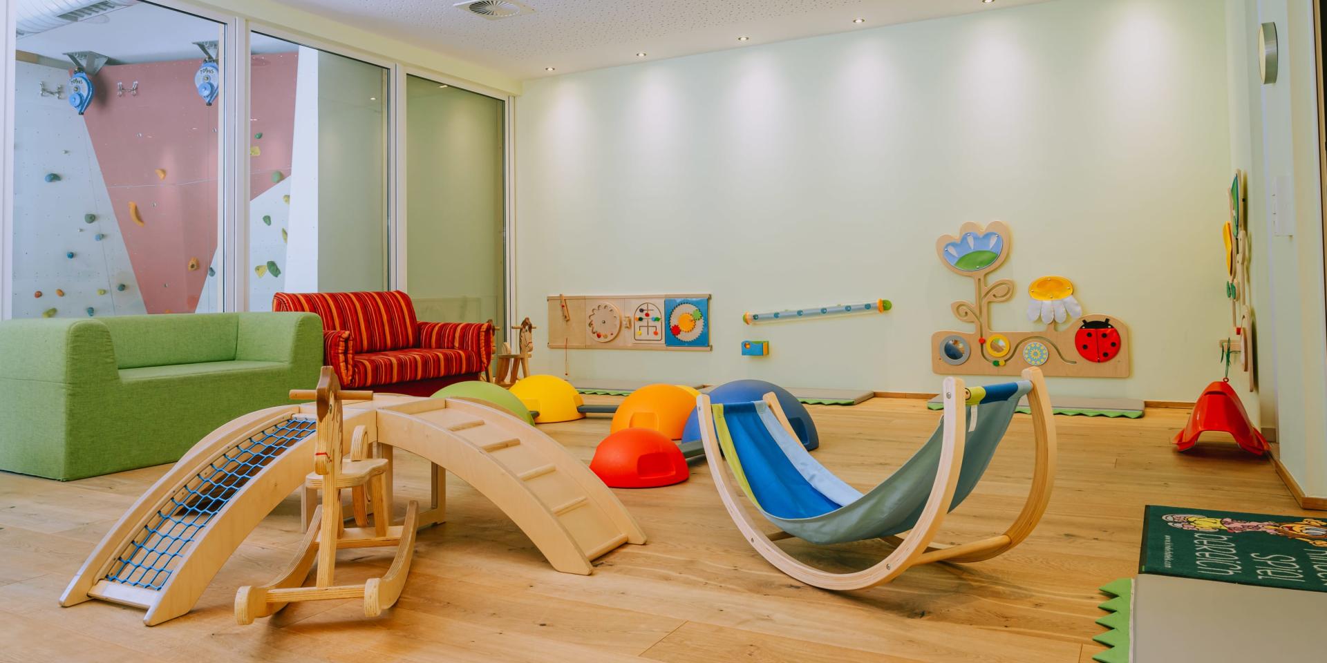 Kinderspielzimmer mit Holzspielzeug im Familienresort Buchau