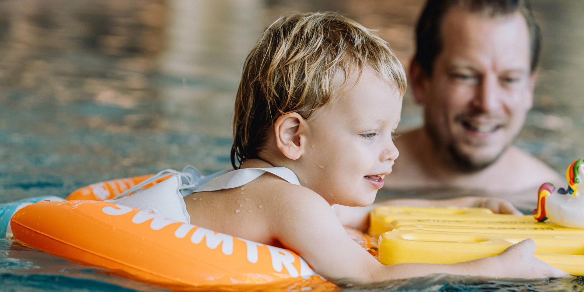 Kinderspielplatz im Familienresort Buchau bei Abendlicht
