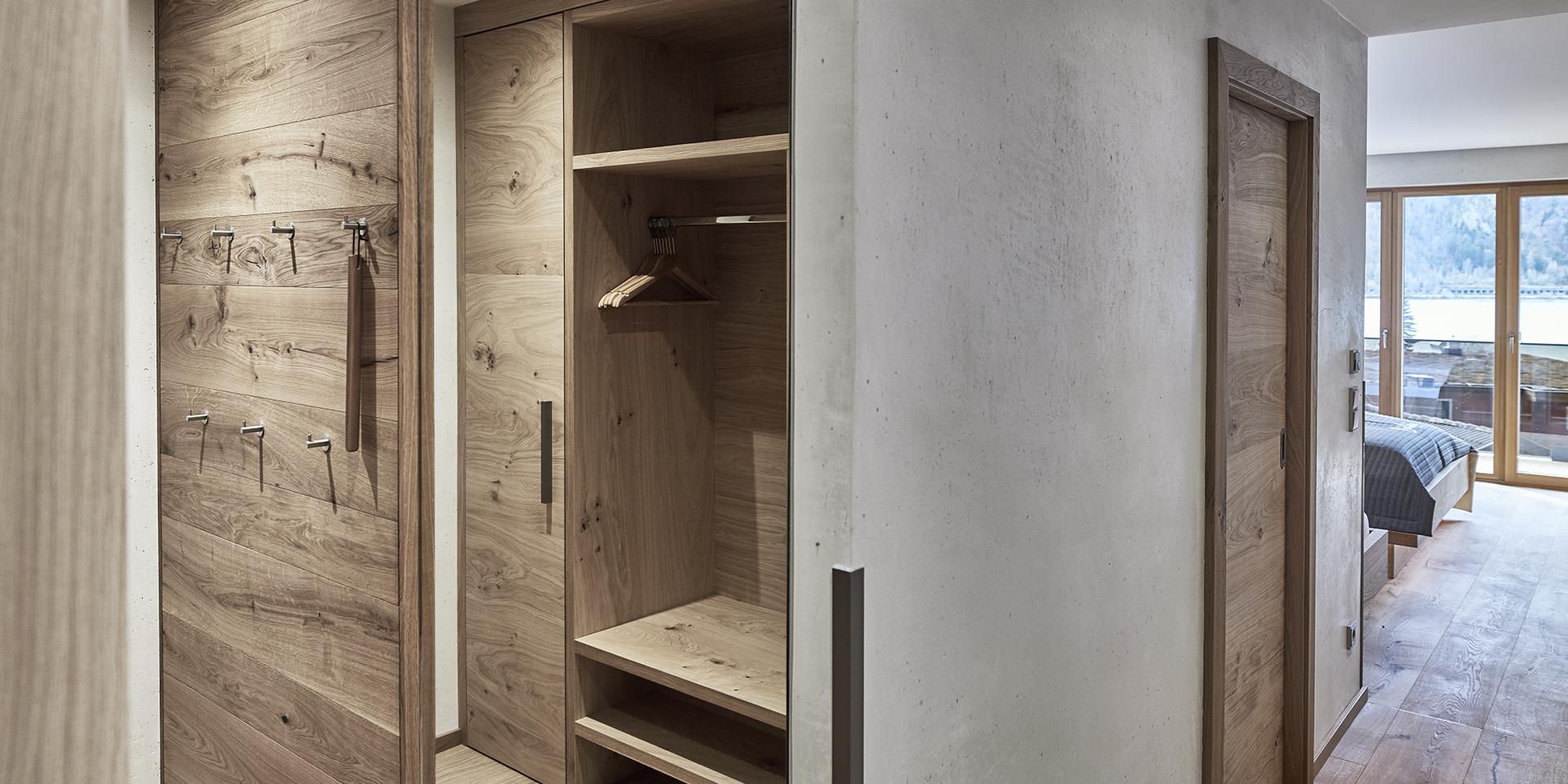 Eingangsbereich mit Holzschrank im Familienresort Buchau