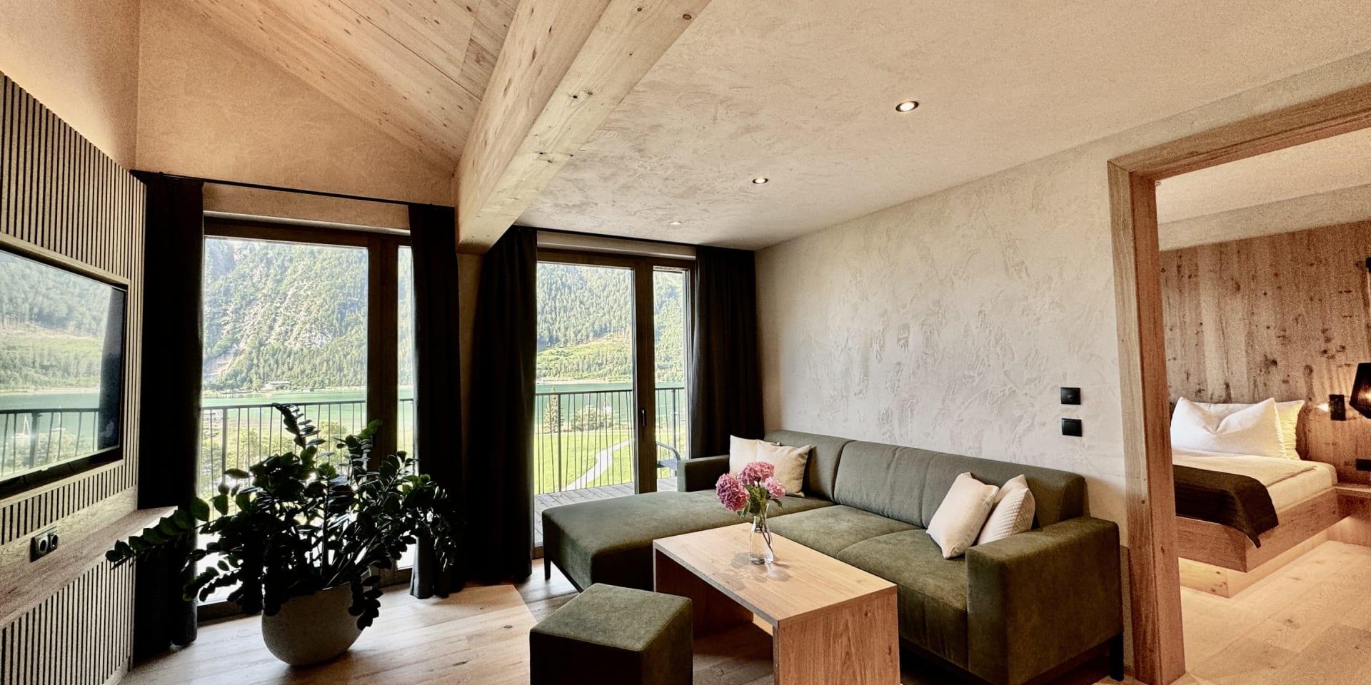 Gemütliches Wohnzimmer im Familienresort Buchau mit Sofa und Blick nach draußen