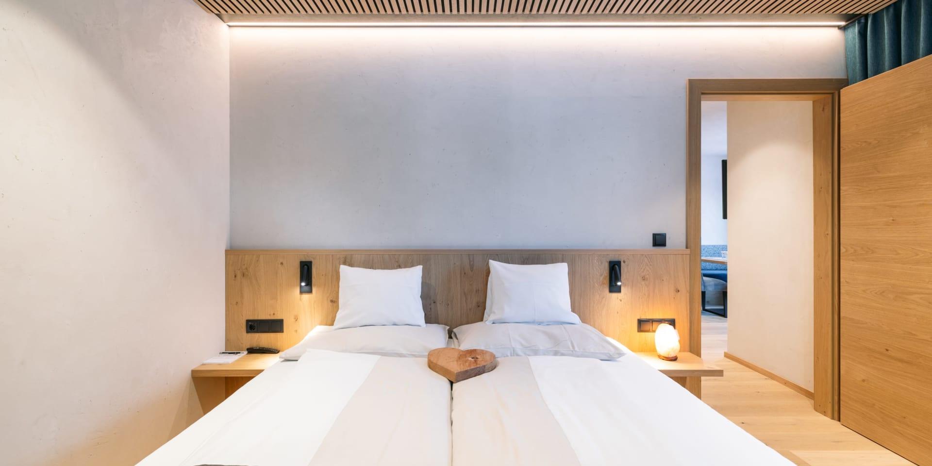 Modernes Schlafzimmer im Familienresort Buchau mit zwei Einzelbetten.