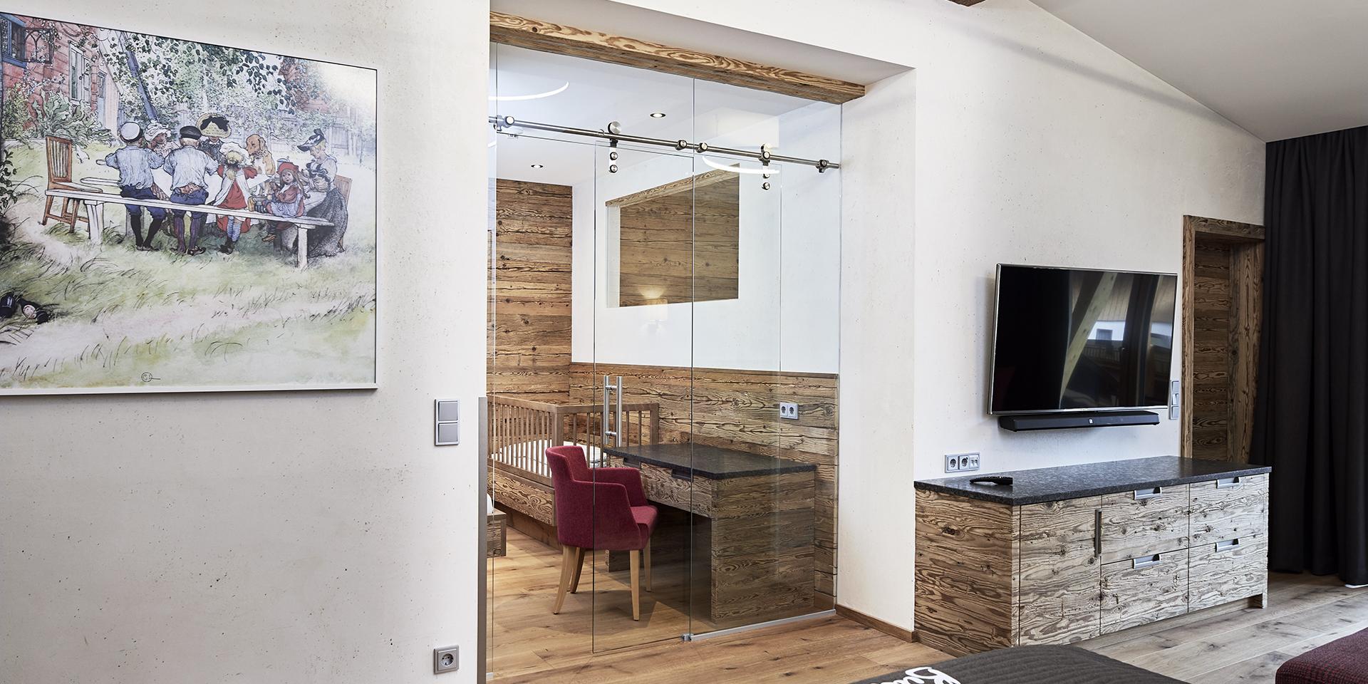 Moderne Hotelzimmer im Familienresort Buchau mit Holzmöbeln und TV
