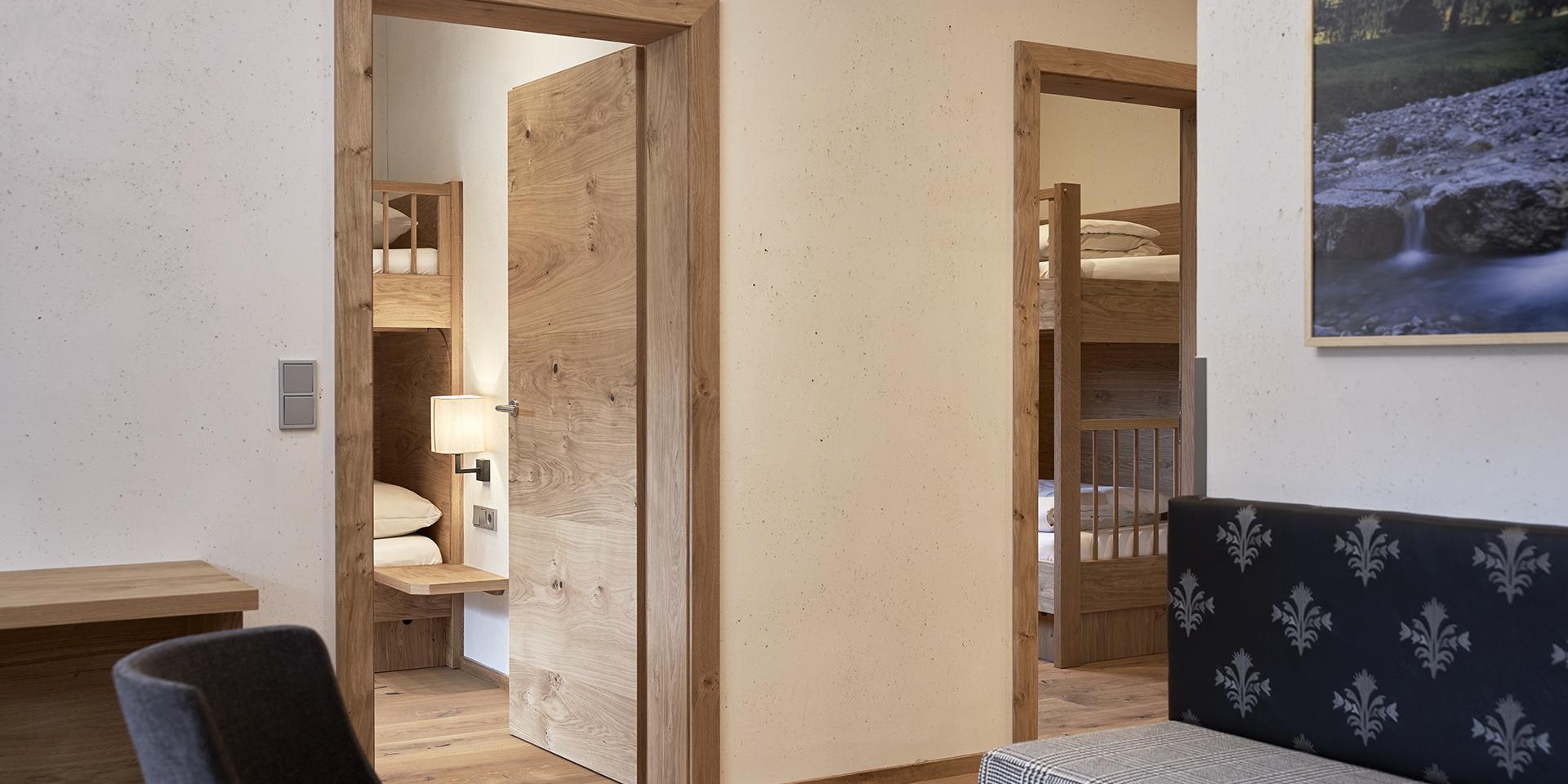 Wohnzimmer mit Blick auf Kinderzimmer im Familienresort Buchau