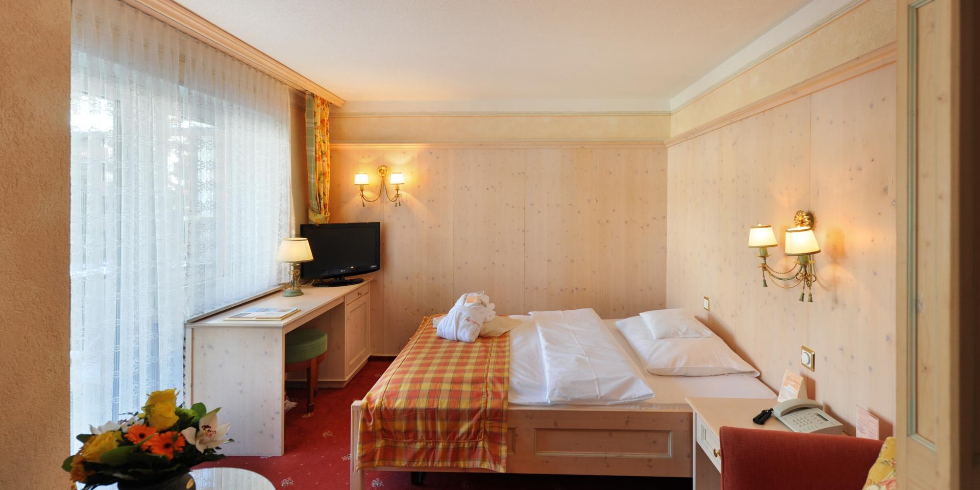 Gemütliches Zimmer im Resort La Ginabelle Zermatt mit Doppelbett und Balkon