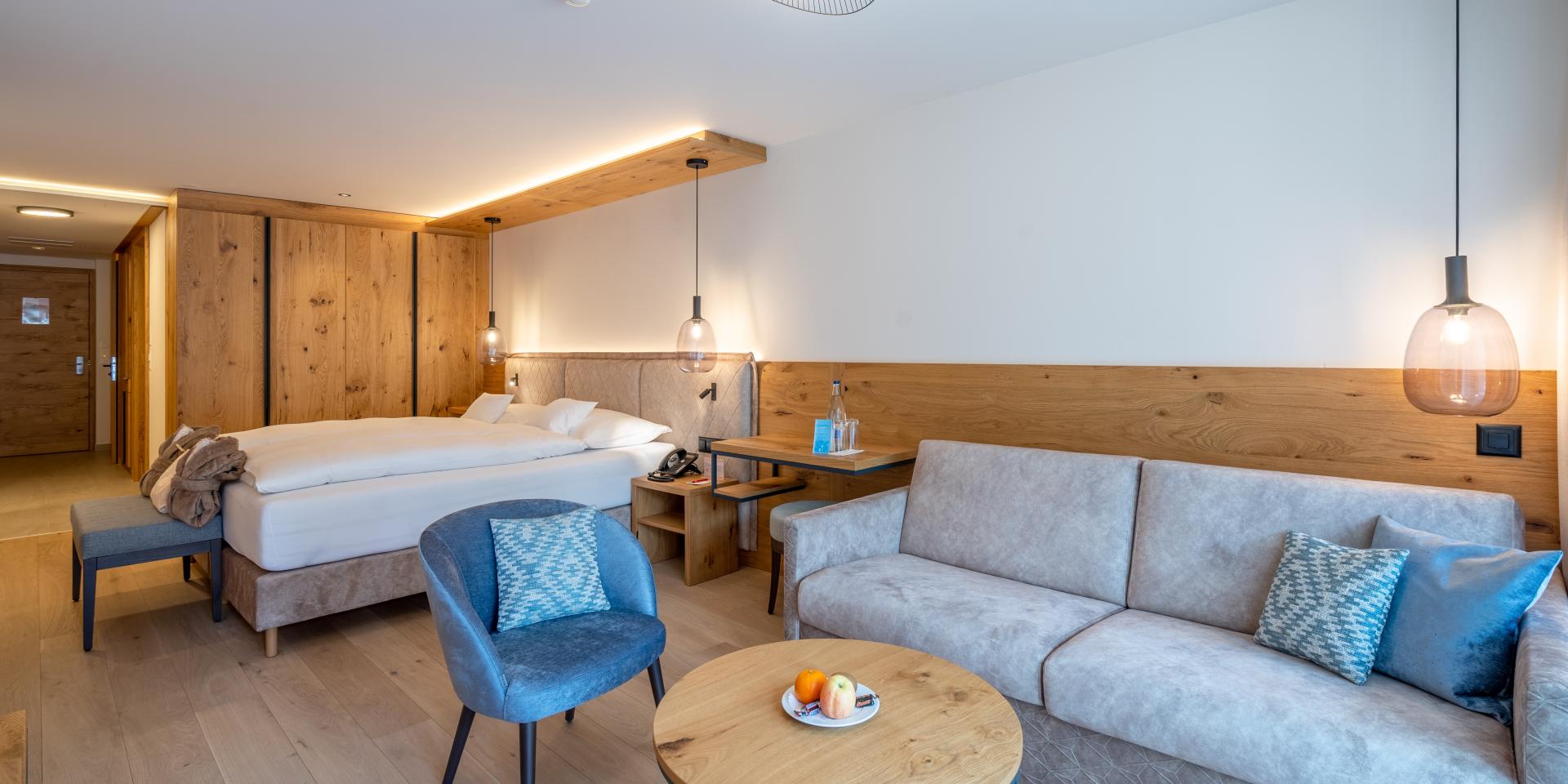 Chambre moderne au Resort La Ginabelle Zermatt avec accents en bois et coin salon