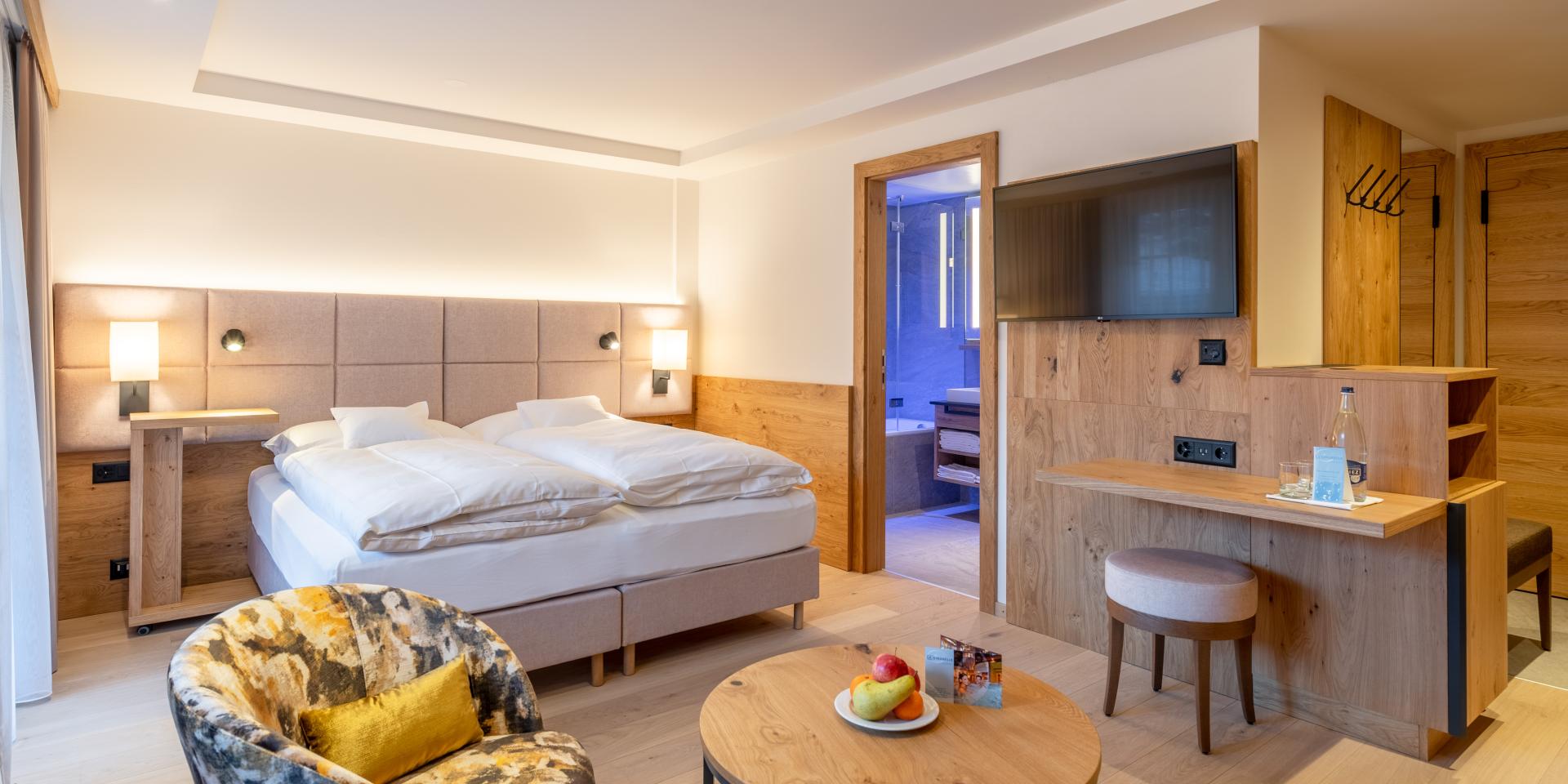 Modernes Zimmer im Resort La Ginabelle Zermatt mit Holzdetails und gemütlicher Atmosphäre