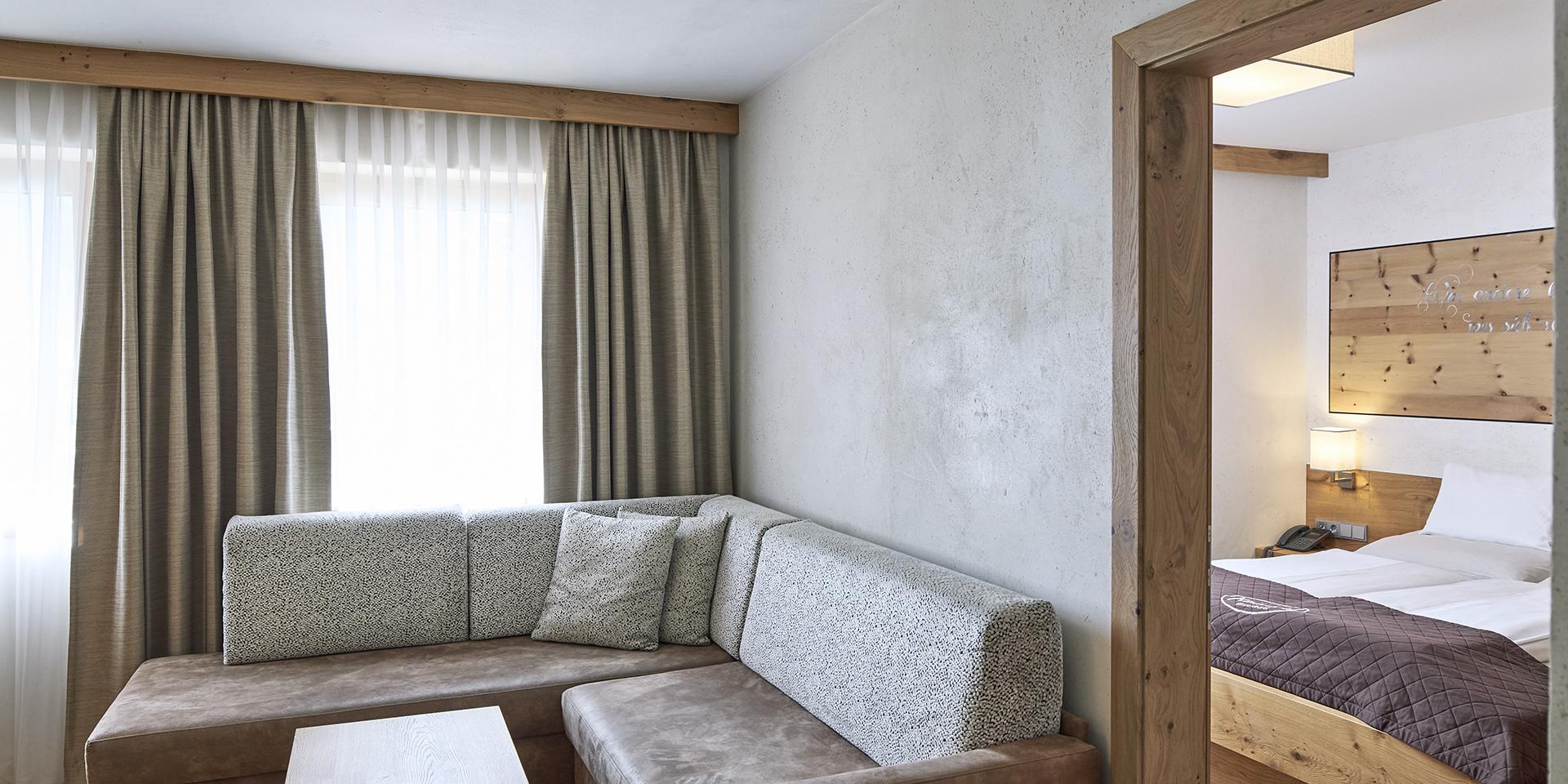 Gemütlicher Wohnbereich und Schlafzimmer im Familienresort Buchau