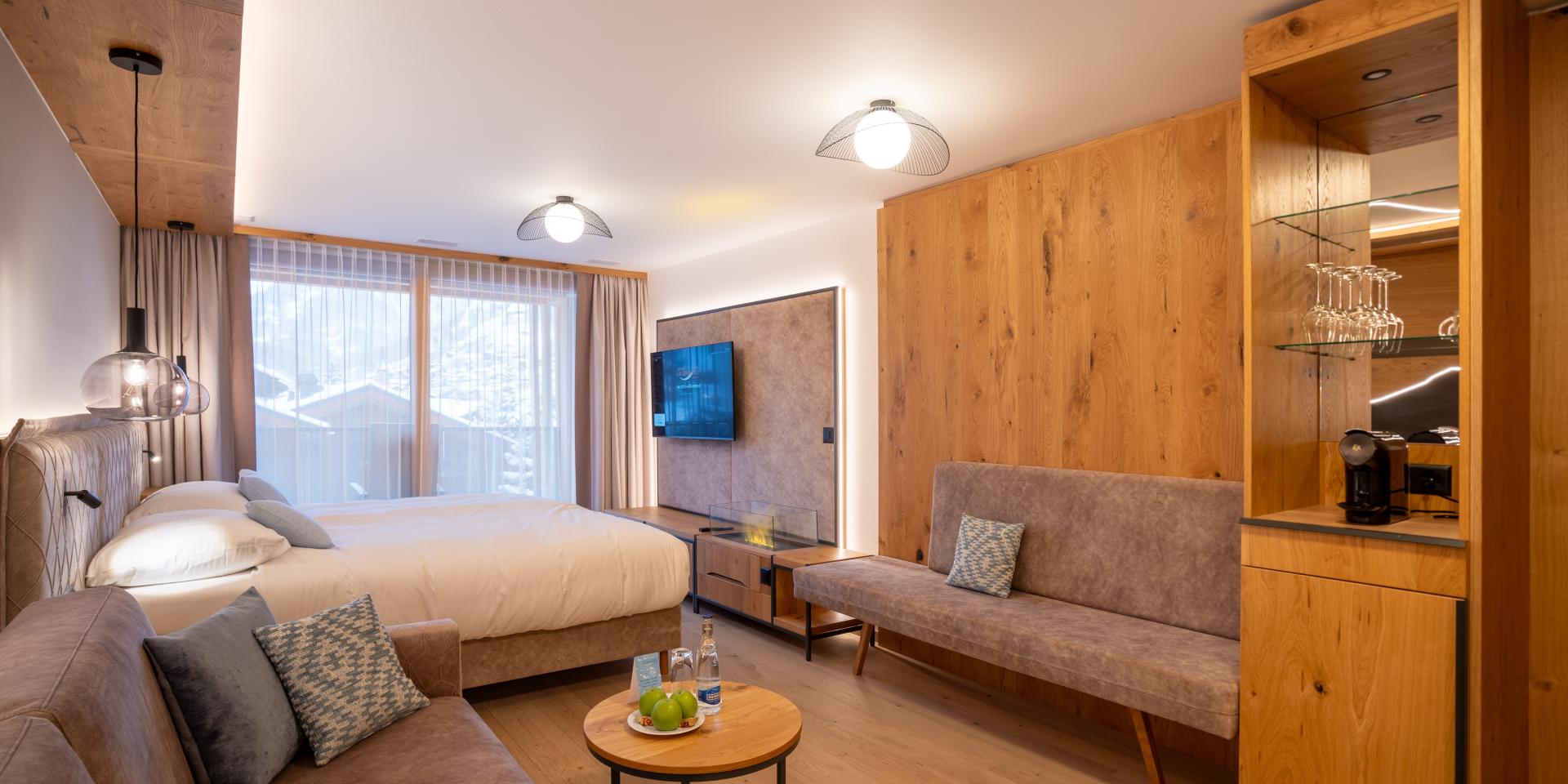Chambre confortable au Resort La Ginabelle Zermatt avec mobilier moderne et vue montagne