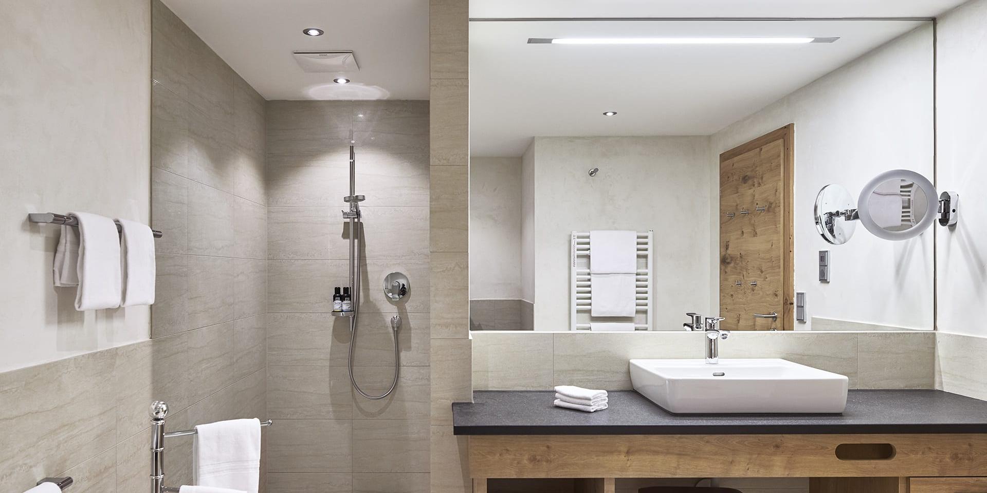Modernes Badezimmer im Familienresort Buchau mit Dusche und Waschbecken