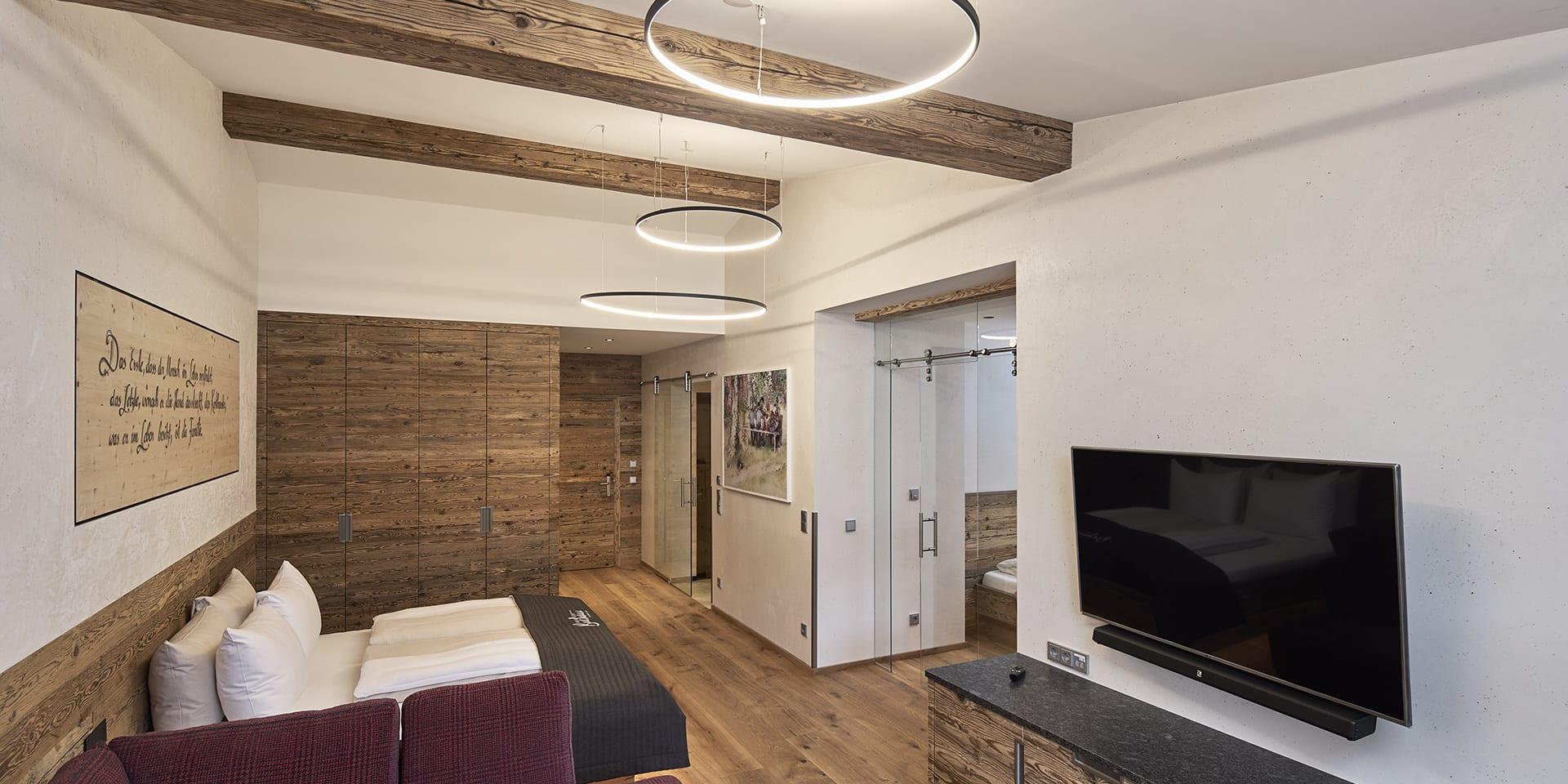Modernes Zimmer im Familienresort Buchau mit Holzdetails und TV