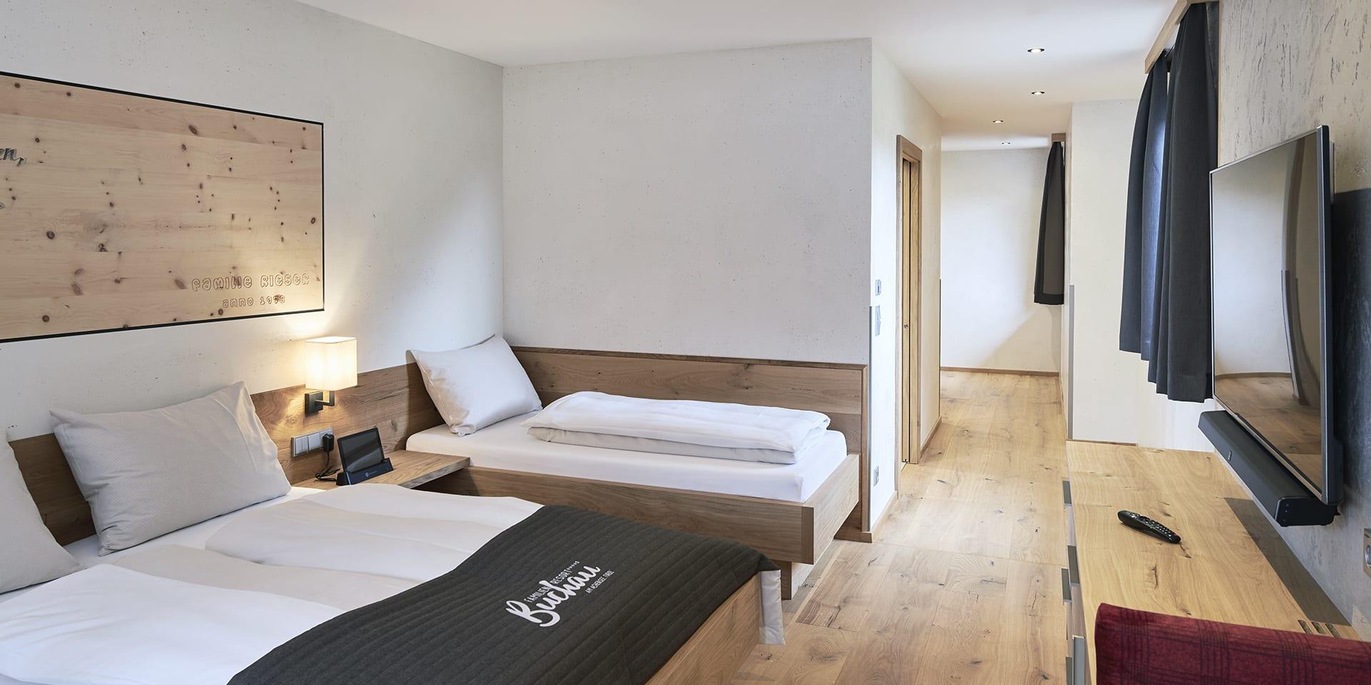 Modernes Schlafzimmer im Familienresort Buchau mit zwei Betten