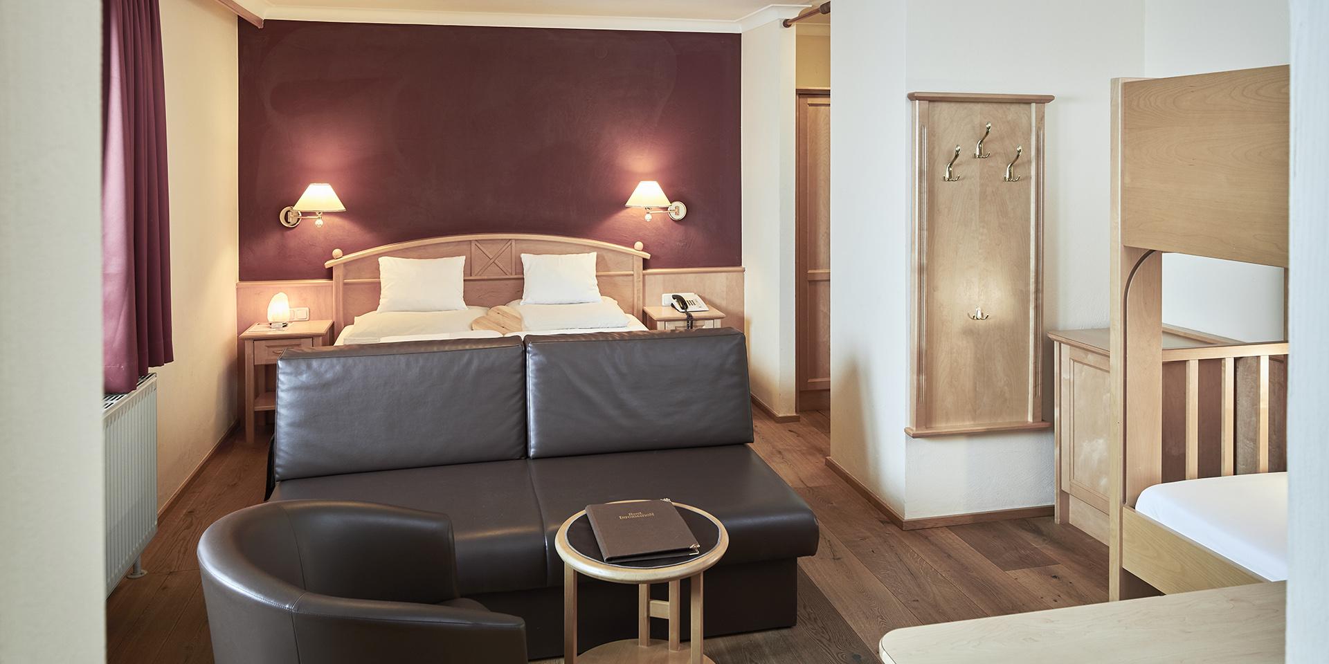 Gemütliches Zimmer im Familienresort Buchau mit Bett und Sitzbereich