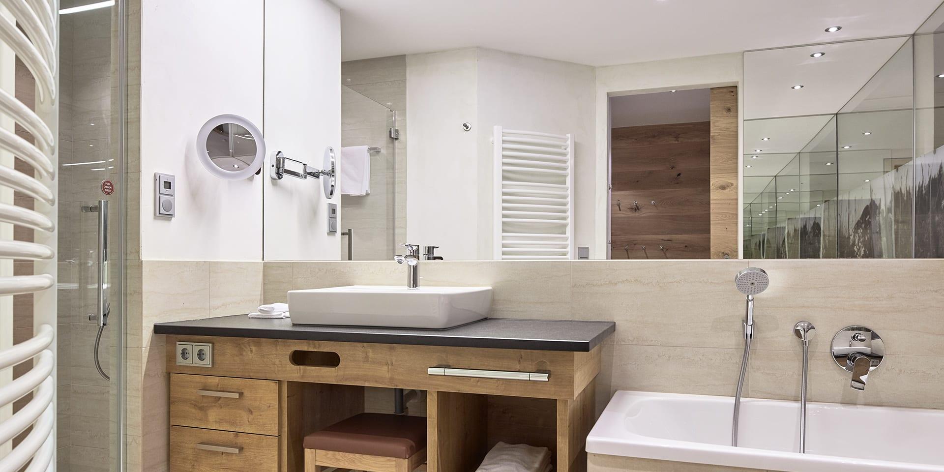 Modernes Badezimmer im Familienresort Buchau mit Waschbecken und Badewanne