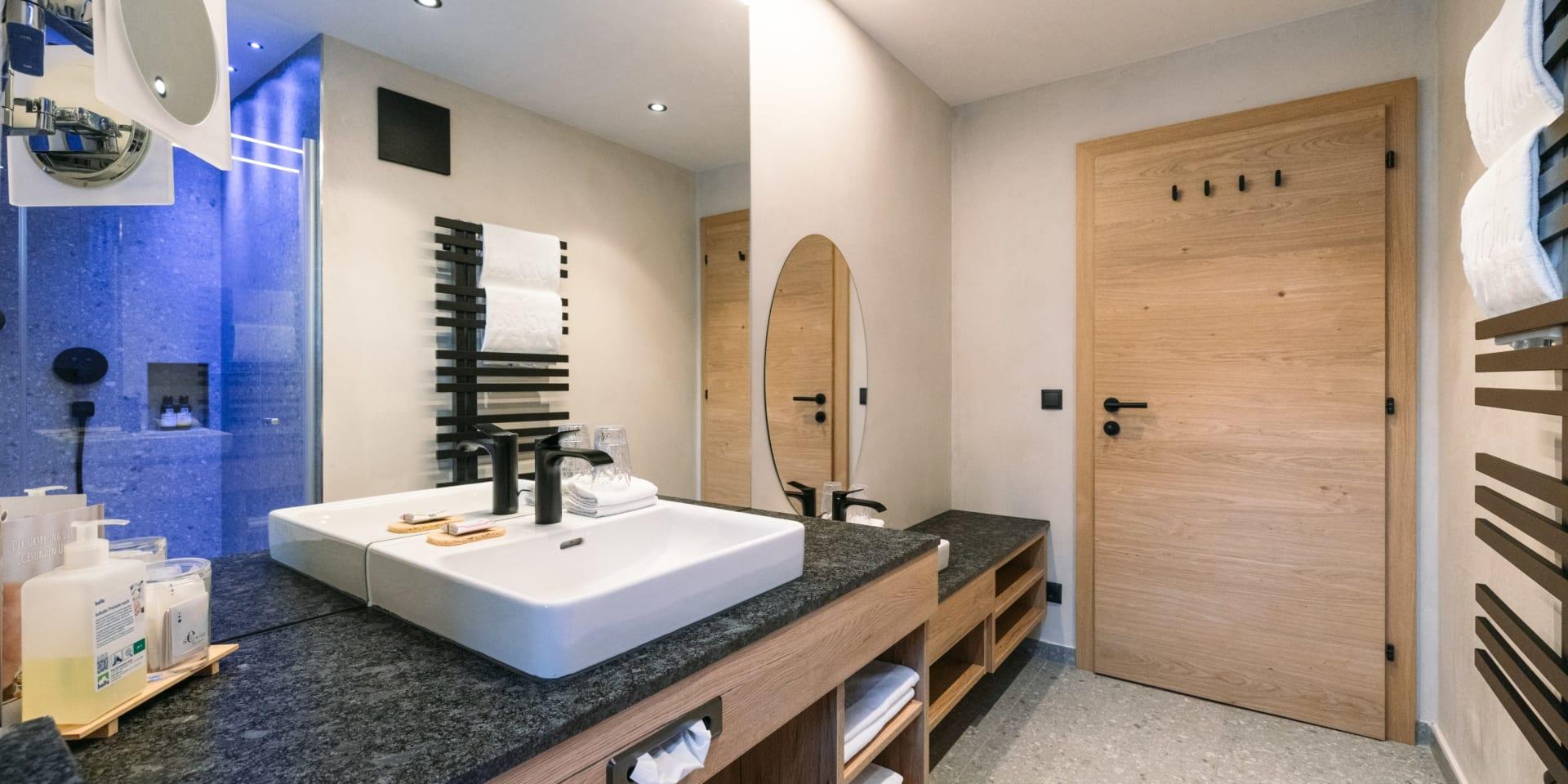 Modernes Badezimmer im Familienresort Buchau mit Waschbecken und Dusche