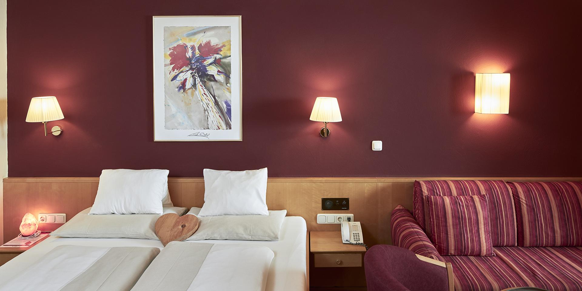 Gemütliches Doppelzimmer im Familienresort Buchau mit Bett und Sofa