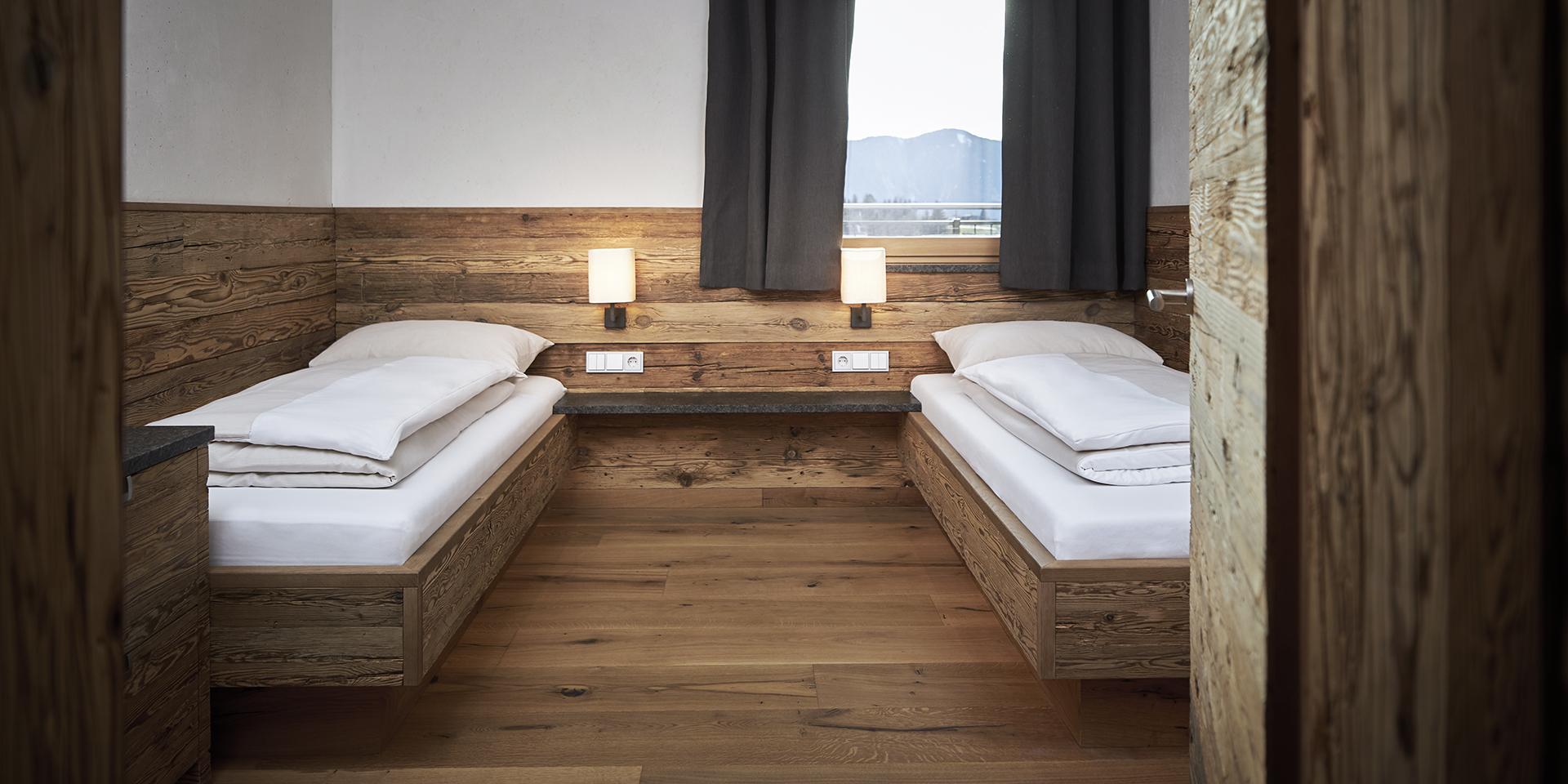 Gemütliches Doppelzimmer im Familienresort Buchau mit Holzdesign und Fensterblick